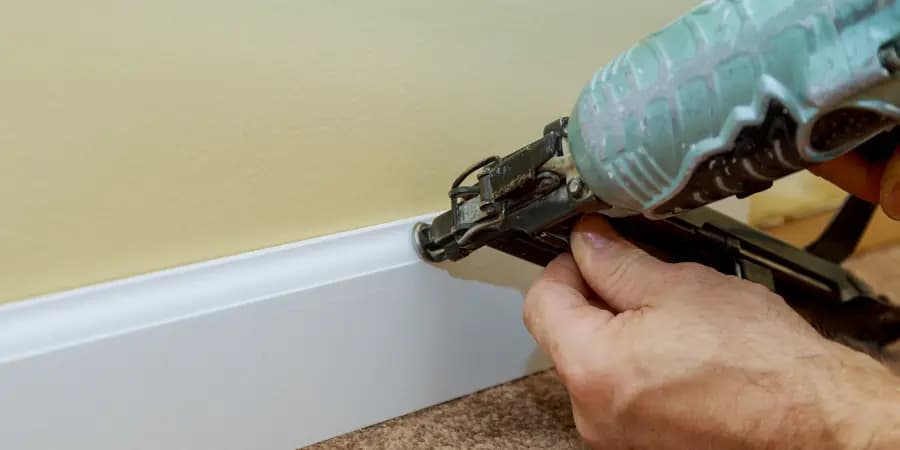How to attach a skirting board